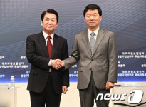 악수하는 안철수·김병관 후보