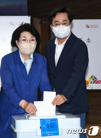 부인과 함께 사전투표하는 김동연 민주당 경기지사 후보