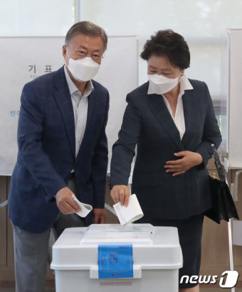 사전 투표하는 문재인 전 대통령 내외