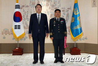 윤 대통령, 신희현 육군 2작전사령관 삼정검 수치 수여