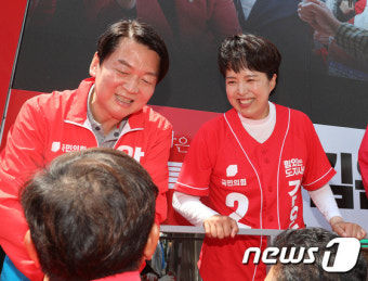 시민들과 인사나누는 안철수·김은혜 후보