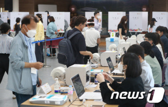 6·1지방선거 사전투표 첫날, 사전투표하는 시민들
