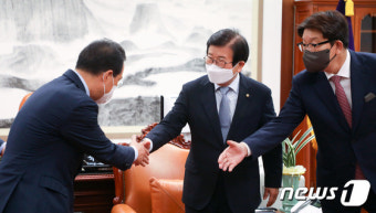 인사 나누는 박병석·권성동·박홍근