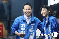 아내와 함께 총력 유세하는 김한규 후보