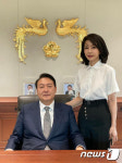 윤석열 대통령·김건희 여사, 집무실에서 나란히 기념촬영 모습 공개