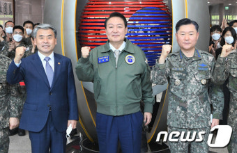 항공점퍼 입은 尹 대통령
