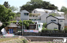 문 전 대통령 측, 사저 앞 집회 보수단체 고소 방안 검토