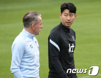 벤투 감독과 대화하는 손흥민