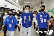 지하철 이용하는 송영길 후보
