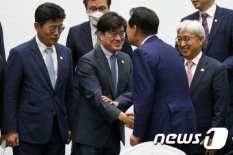 공영운 현대차 사장과 악수하는 윤 대통령