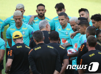 진지하게 치치 감독 설명 듣는 브라질 축구대표팀