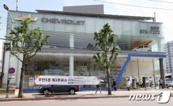 자동차 대리점에서 지방선거투표합니다