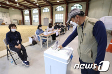 씨름장에서 투표하는 유권자들