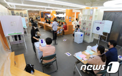 투표소로 변신한 북카페
