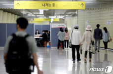 해물탕집·지하철역에서 꾹…이색투표소 온 인천시민들 투표장 맞아?