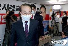 자리 떠나는 윤형선 후보