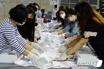 진주서도 개표 시작…유권자 표심은?