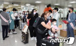 모처럼 붐비는 제주공항 국제선 도착장