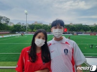 히딩크 품에 안긴 박지성부터 키스 사인볼까지…20년 전 추억 그대로