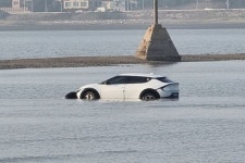 인천 갯벌에 침수된 4600만원 EV6…렌트한 젊은 남녀 멘붕