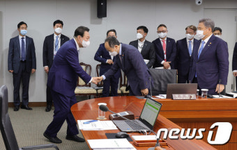 추경호 경제부총리와 악수하는 윤 대통령