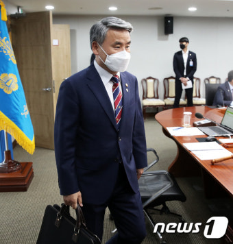 국무회의 참석하는 이종섭 국방장관