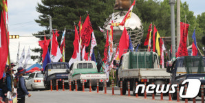 주류 공장으로 직접 온 주류도매업체 차량들