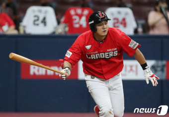 SSG 최주환, 타격 좋았는데…수비 실책 후 손가락 부상까지