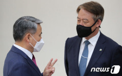 대화하는 이종섭 장관‧신인호 국가안보실 차장