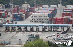 한가해진 부두 출입구