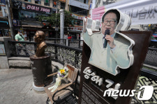 추모 꽃 놓인 송해길