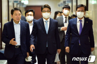 국민의힘 최고위 참석하는 권성동 원내대표