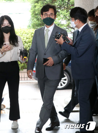 '한동훈 명예 훼손' 혐의 유시민, 선고 공판 출석