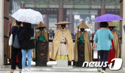 전통 비옷으로 이색적인 모습보이는 수문장