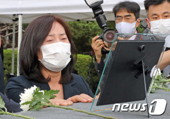 슬퍼하는 이한열 열사의 누나 이숙례씨