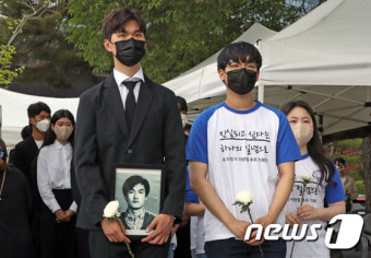 이한열 열사 추모하는 연세대 학생들