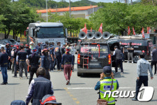 일촉즉발 긴장감