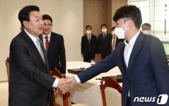 웃지만 웃는 게 아닐 수도…與 집안싸움 지켜볼 뿐이라는 尹