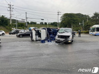 부산 해운대구 석대동서 트럭·승합차  충돌…운전자 2명 부상