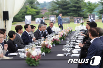 윤석열 대통령·김건희 여사, 칸 수상 기념 영화관계자들과 만찬