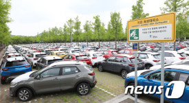 수출용 신차 들어선 광명스피돔 주차장