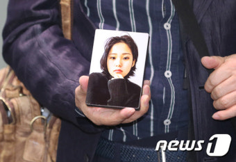 딸 아이 사진 보여주는 이예람 중사 아버지