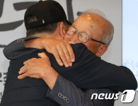 반가운만큼 더 꽉