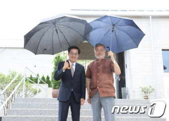 문재인 전 대통령 예방한 김동연 당선인