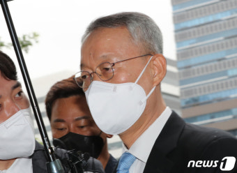 '산업부 블랙리스트' 백운규 영장심사 출석…