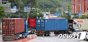 다시 운행 시작한 화물차들