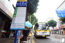 시내버스 정류장 3곳 중 1곳, 비 피할 지붕도 없어