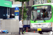 시내버스 정류장 3곳 중 1곳, 비 피할 지붕도 없어