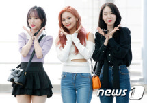 은하·엄지·신비, 공항에 핀 꽃