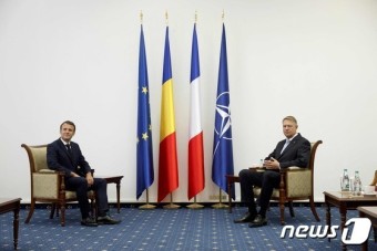 회담하는 마크롱과 요하니스 루마니아 대통령